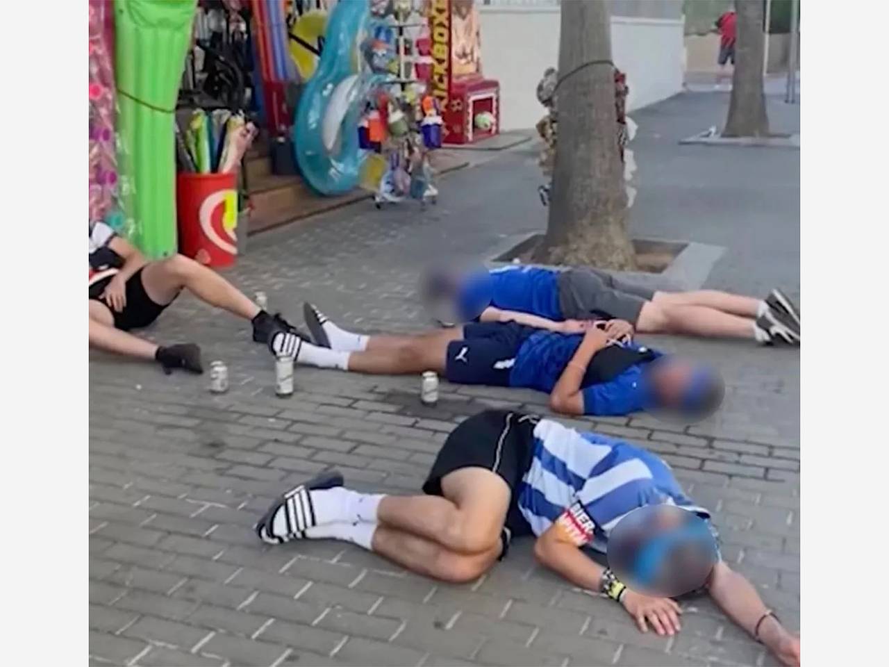 Толпа пьяных туристов заснула на улице популярного курорта Европы и разгневала местных