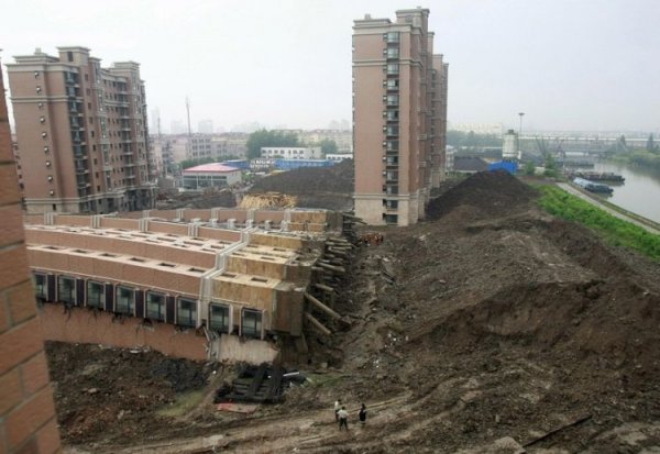 Упавшие дома в Китае (15 фото)