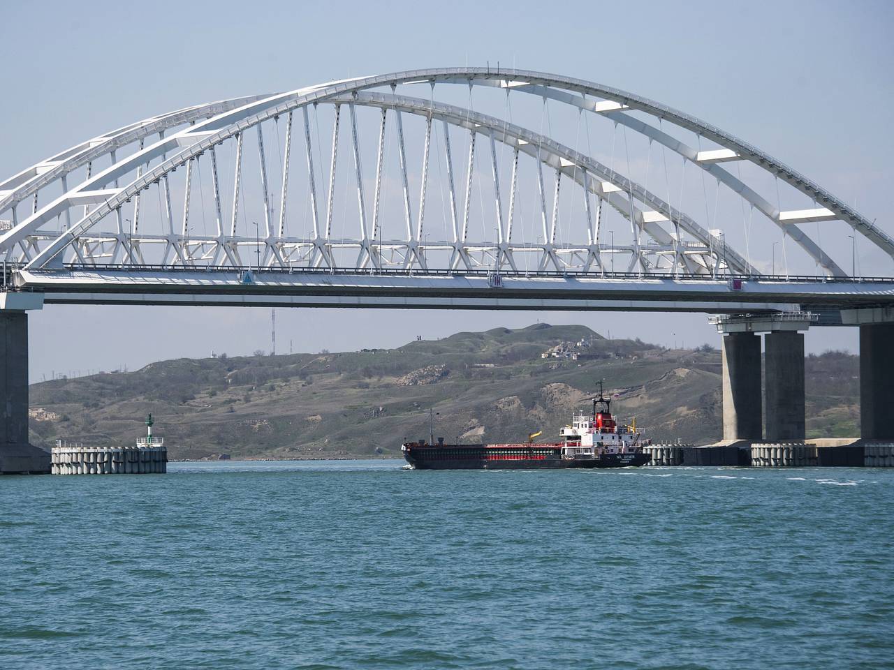 Тысячи машин скопилось в очереди к Крымскому мосту
