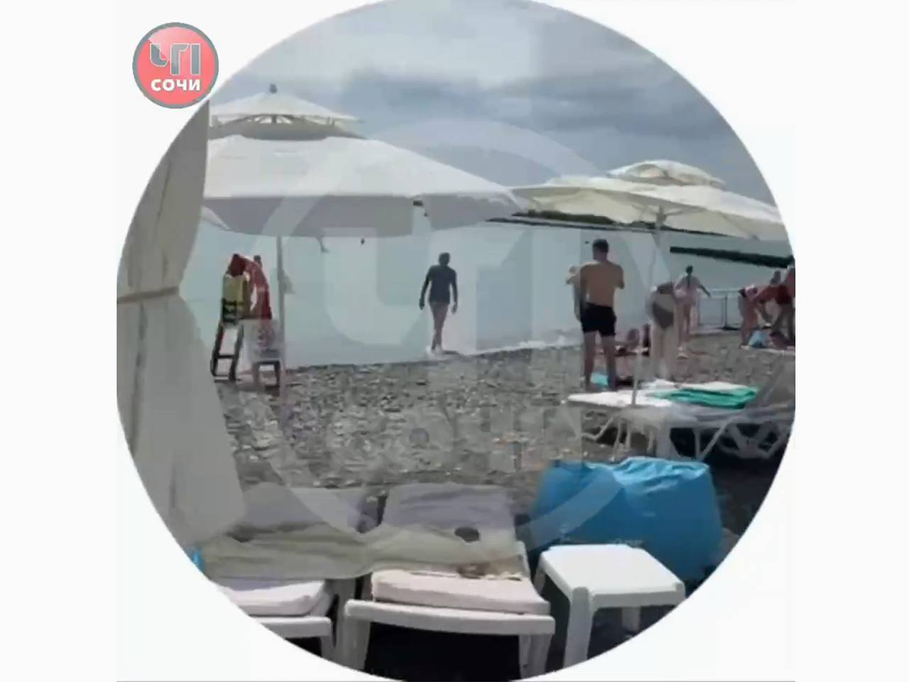 Появилось видео эвакуации отдыхающих с пляжа в Сочи из-за воздушной тревоги