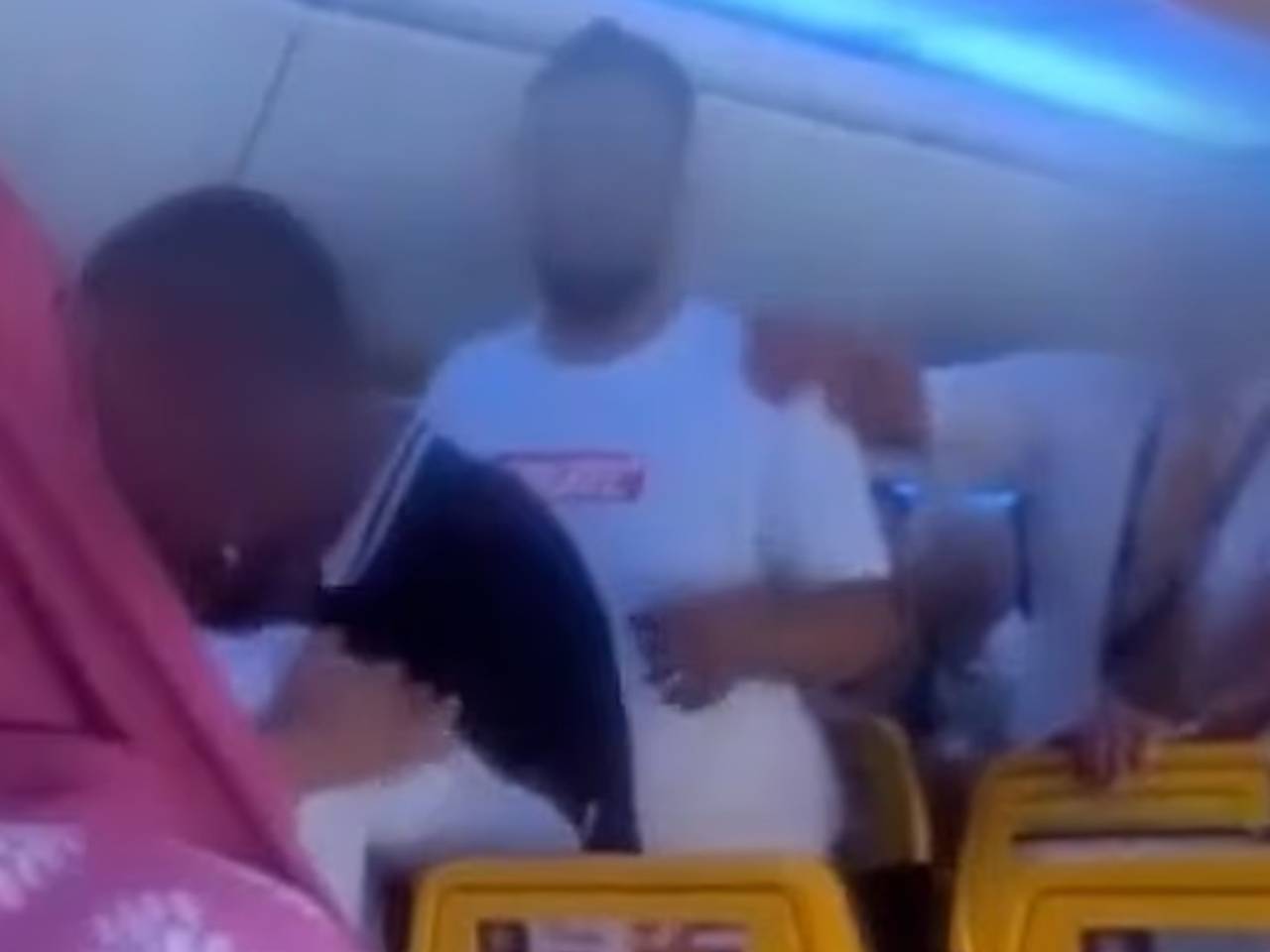 Пассажиры самолета устроили драку из-за плача ребенка и попали на видео