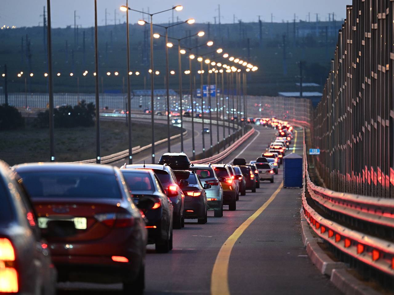 Крымский мост перекрыли