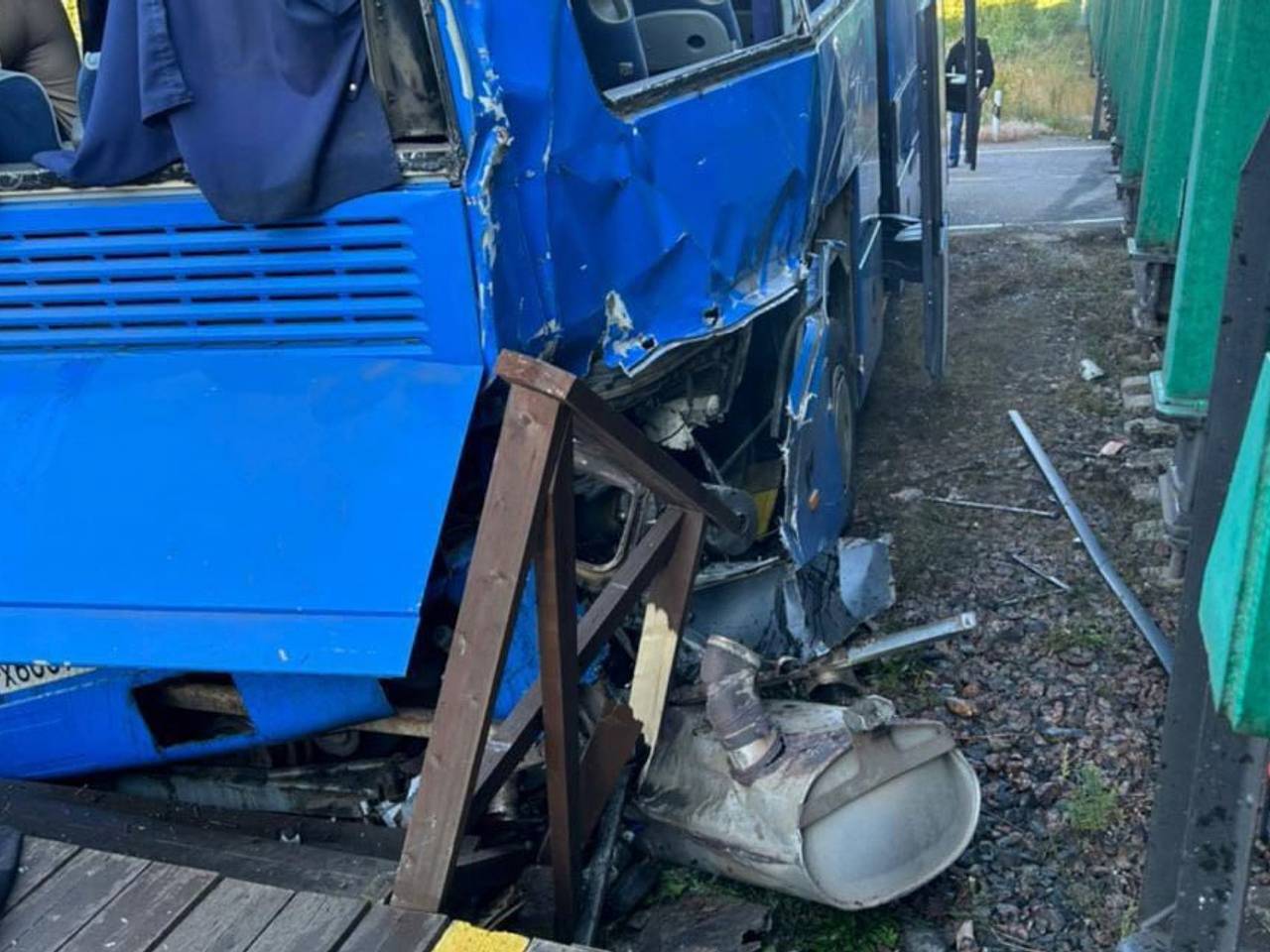 В сети появились фото с места ДТП грузового поезда и туристического автобуса в Ленобласти