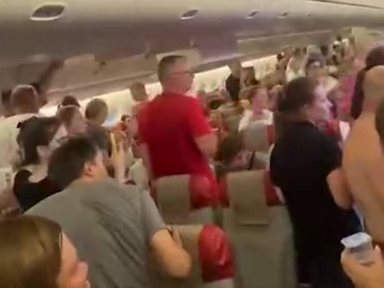 Обстановка в самолете с потерявшими сознание пассажирами попала на видео