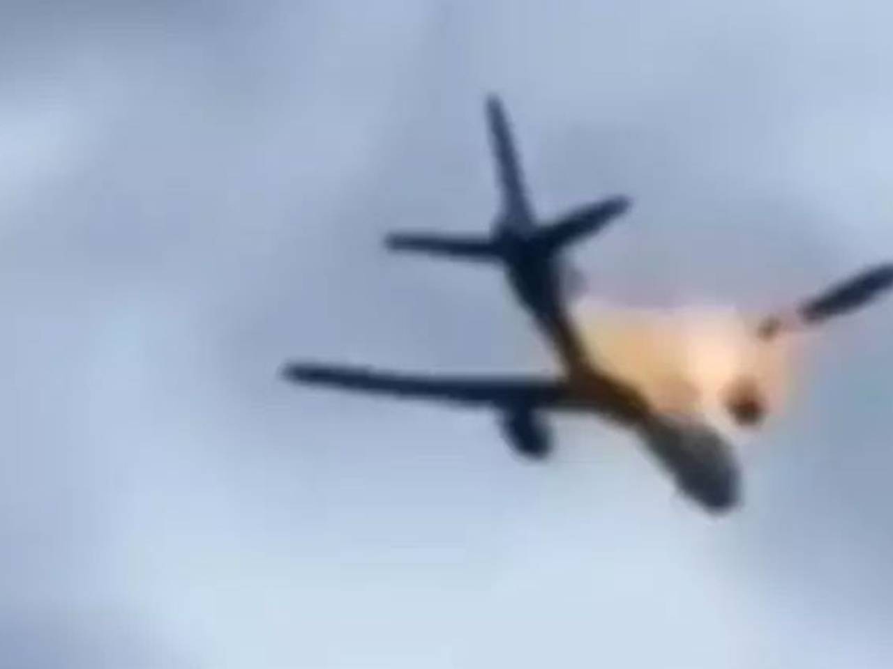 Двигатель пассажирского самолета загорелся сразу после взлета в Европе и попал на видео