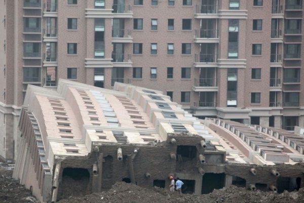 Упавшие дома в Китае (15 фото)