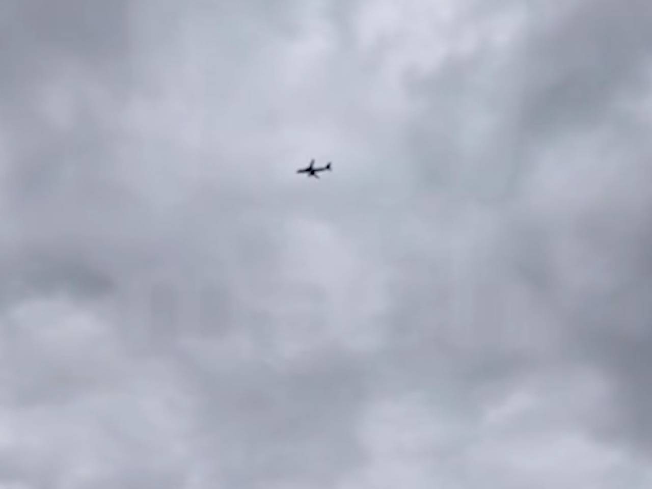 Жители Подмосковья заметили кружащий в небе больше двух часов самолет