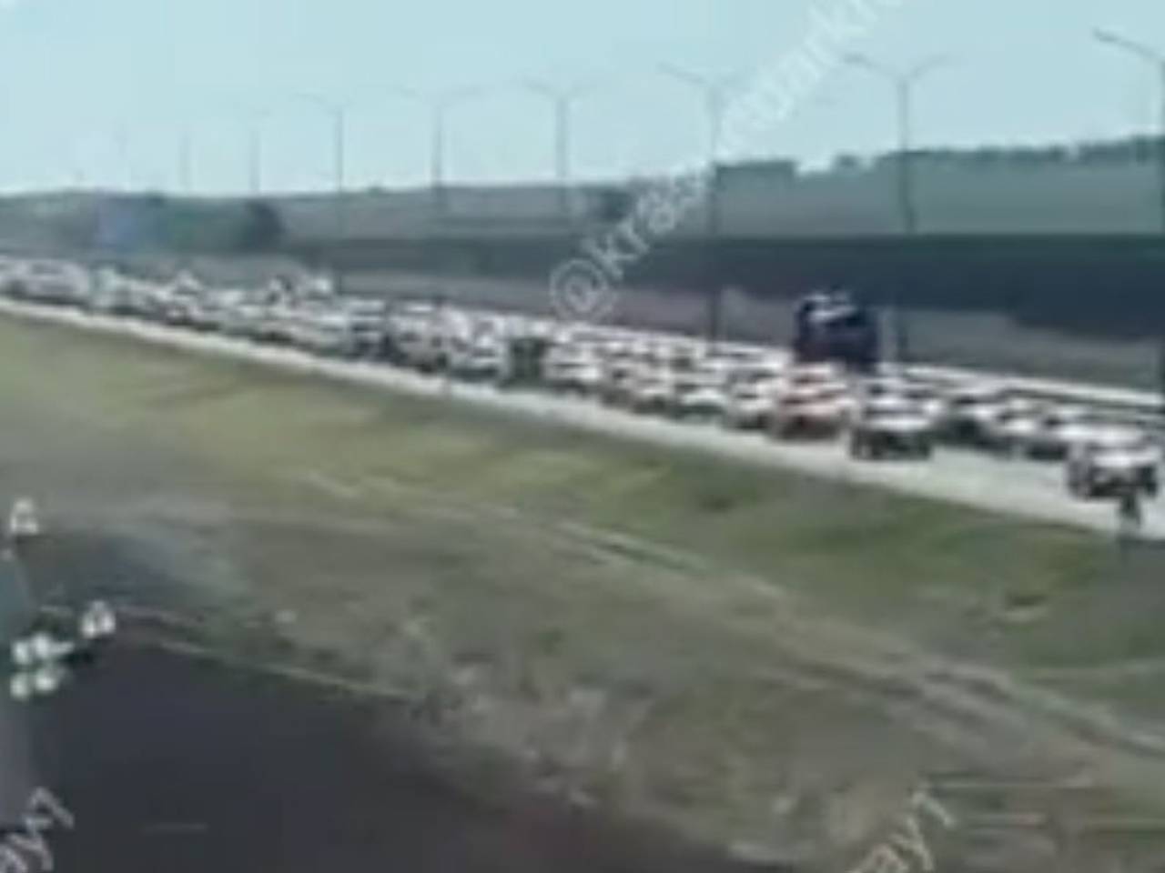 Россиянка сняла на видео пробку из двух тысяч машин на Крымском мосту