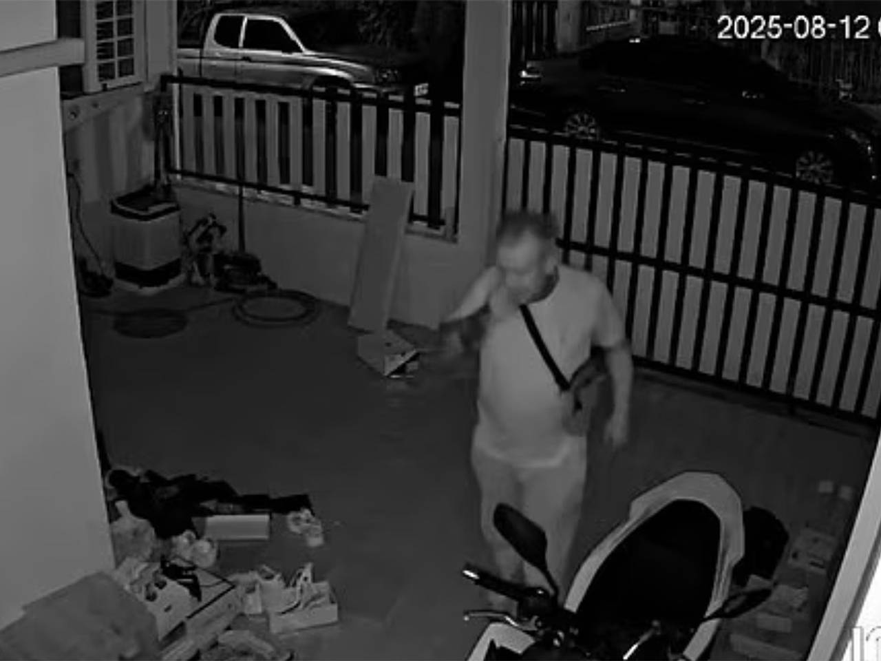 Брошенный тайкой турист разгромил ее дом среди ночи и попал на видео