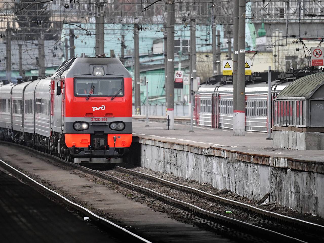 Более 35 поездов задержали из-за падения дрона в Ростовской области