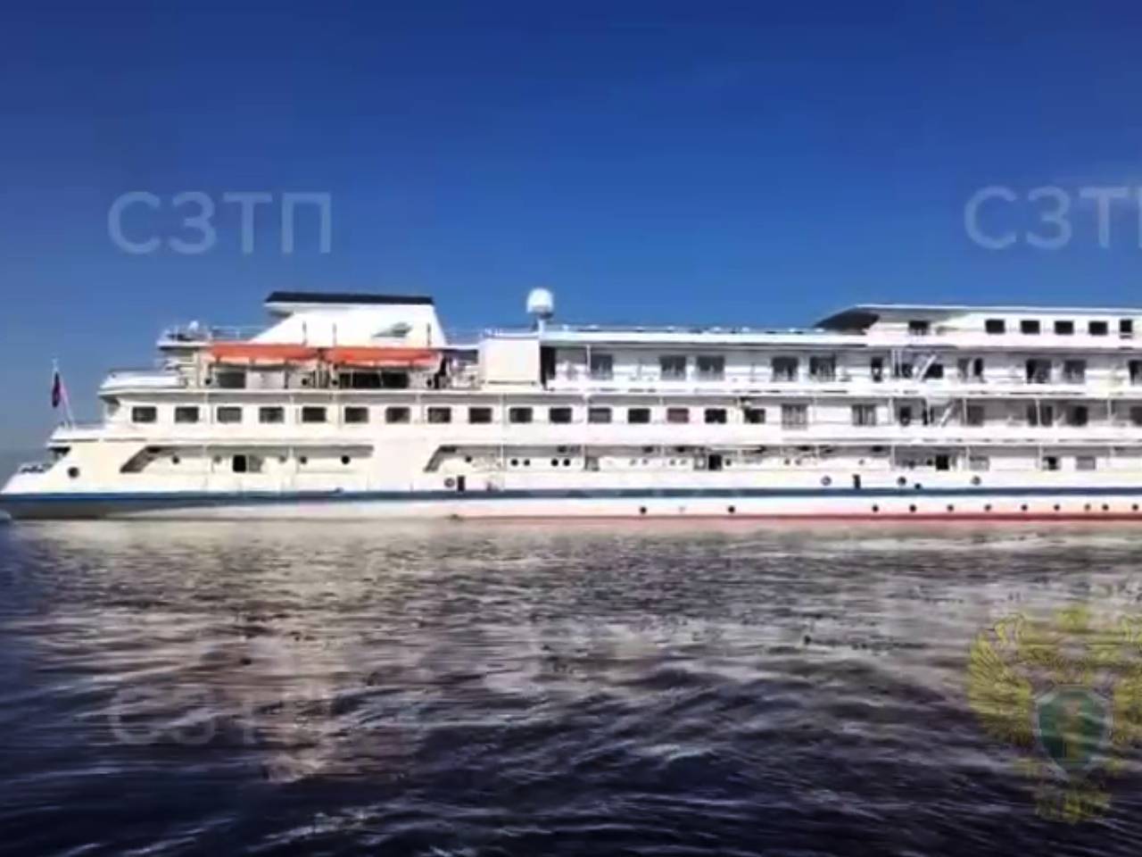 Пассажирский теплоход сел на мель в России