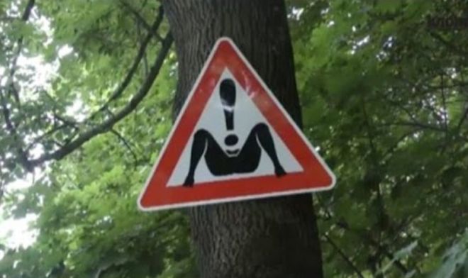 22 забавных и странных дорожных знака, которые поднимут вам настроение