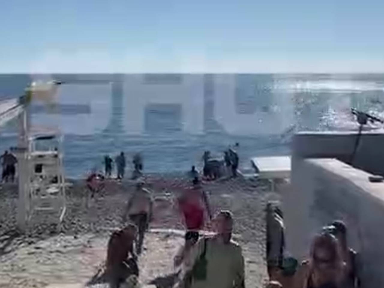 Отдыхающих начали эвакуировать с пляжей в Сочи