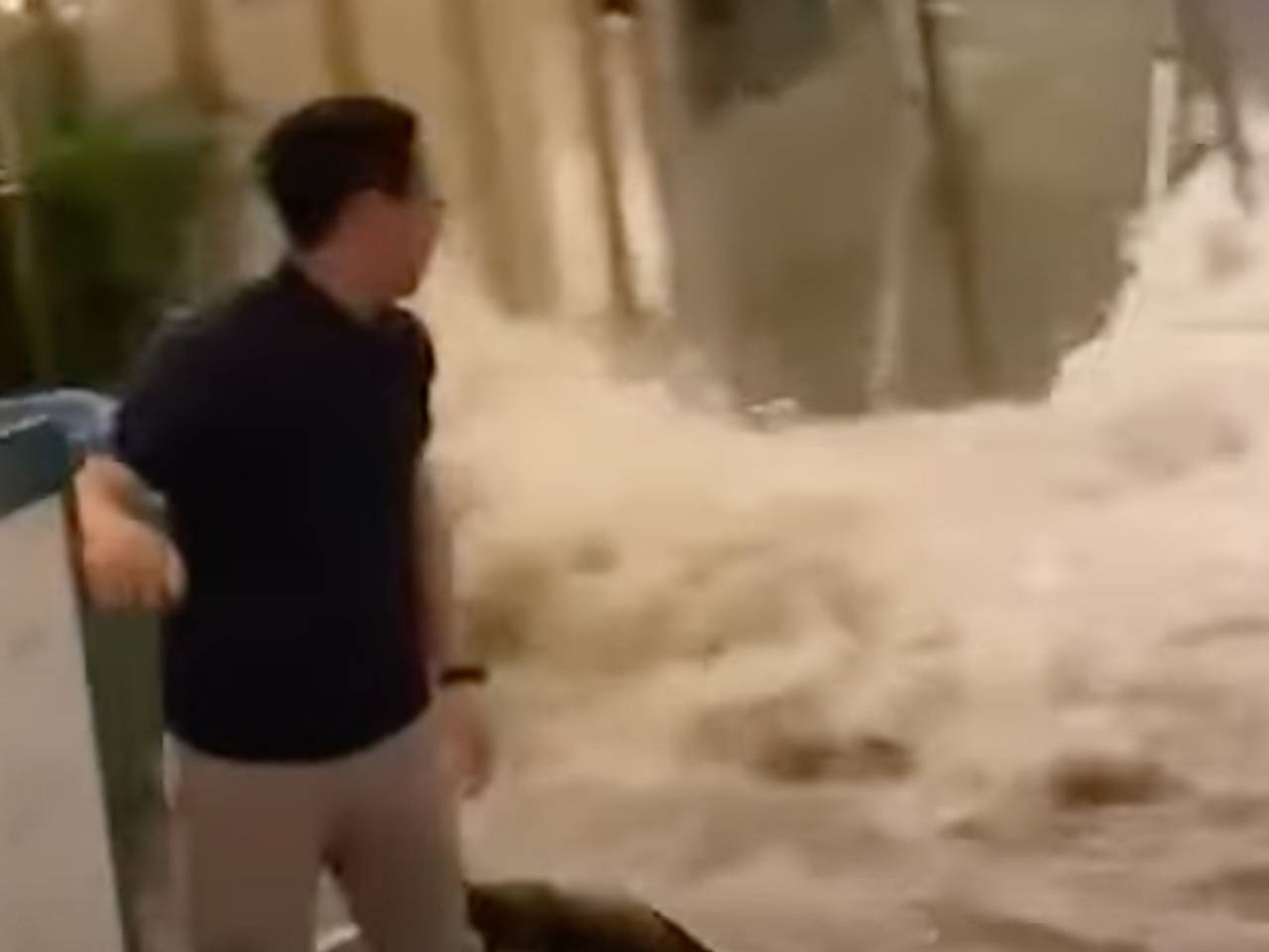 Поток воды ворвался в отель в Гонконге, сбил с ног постояльцев и попал на видео