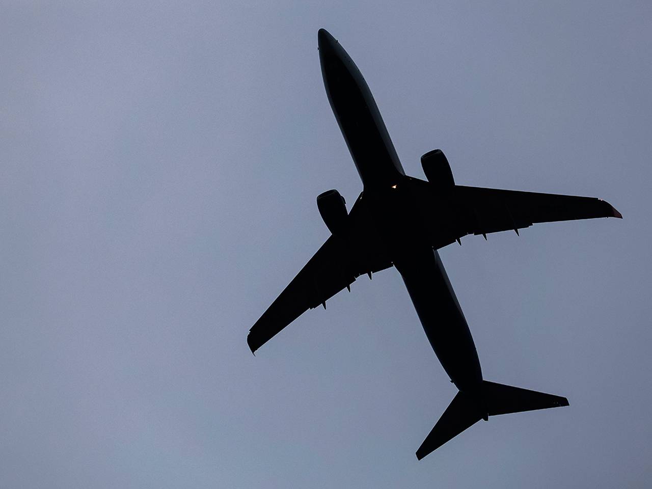 Подросток тайно пробрался в отсек шасси самолета и улетел в Индию