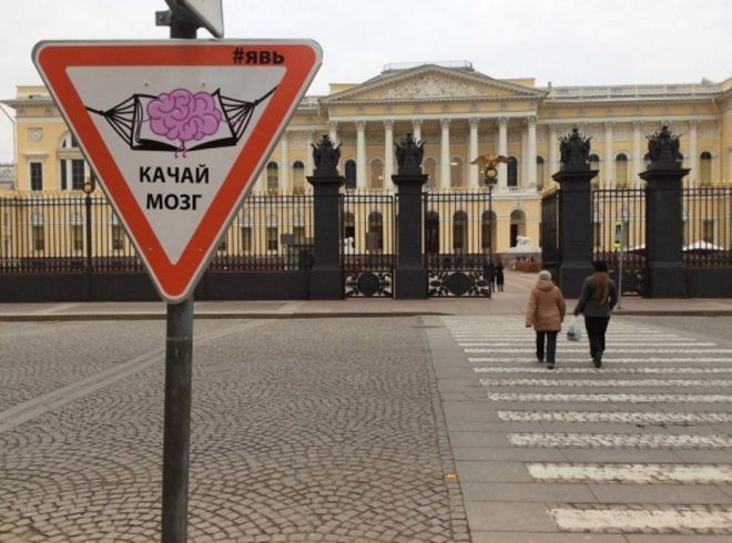 22 забавных и странных дорожных знака, которые поднимут вам настроение