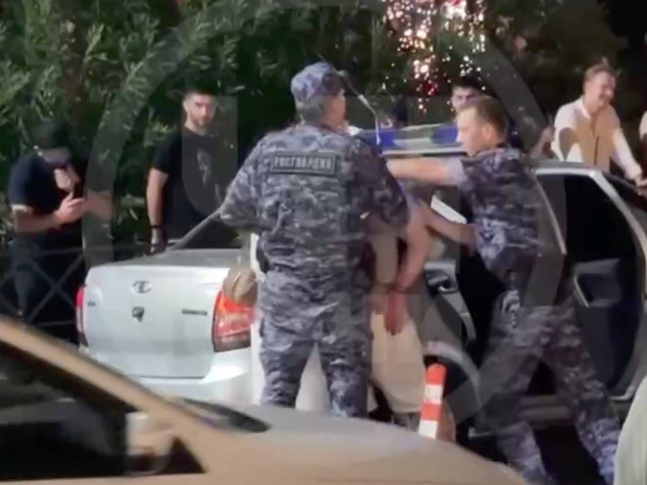 Туристы устроили драку во время отдыха на российском курорте и попали на видео