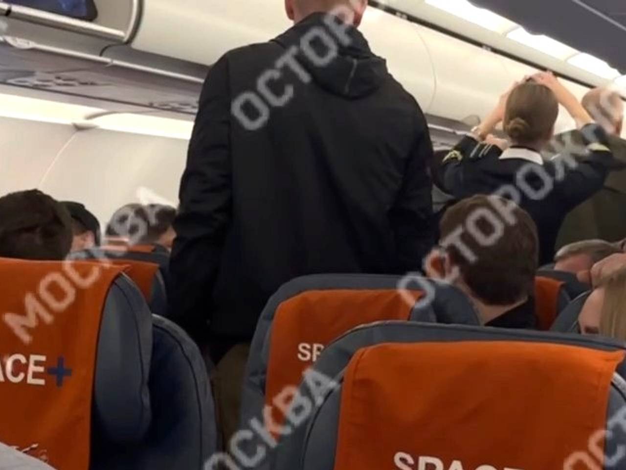 Россиянин устроил дебош в самолете, обозвал попутчика «узкоглазым» и попал на видео