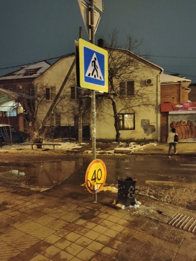 22 забавных и странных дорожных знака, которые поднимут вам настроение
