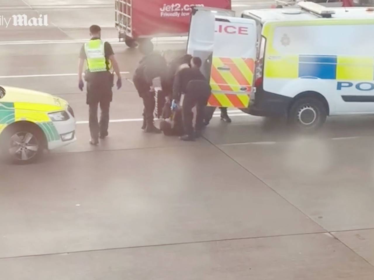 Пассажир упал на землю с целью помешать полиции снять его с рейса и попал на видео