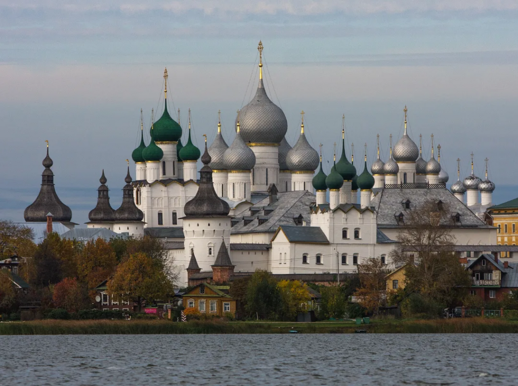10 уединённых красивых мест для осеннего путешествия по России в 2025 г