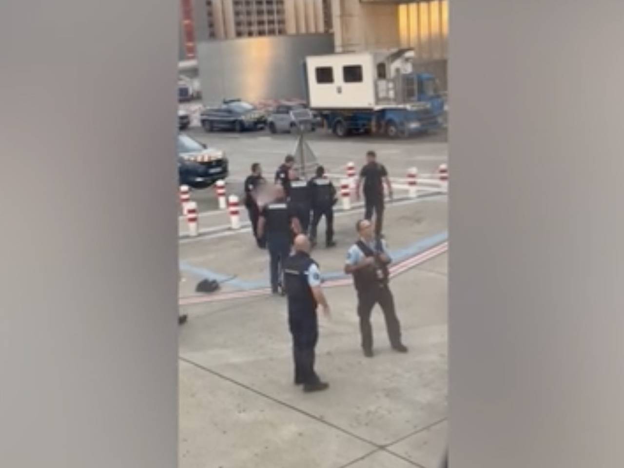 Пьяный пассажир довел до слез и драки людей на борту из-за попыток открыть аварийную дверь