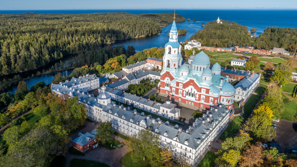 10 уединённых красивых мест для осеннего путешествия по России в 2025 г