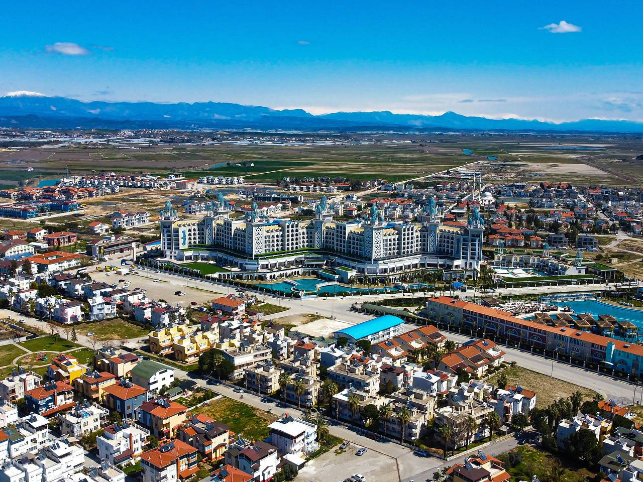 Туристов эвакуировали из отелей из-за пожара на турецком курорте