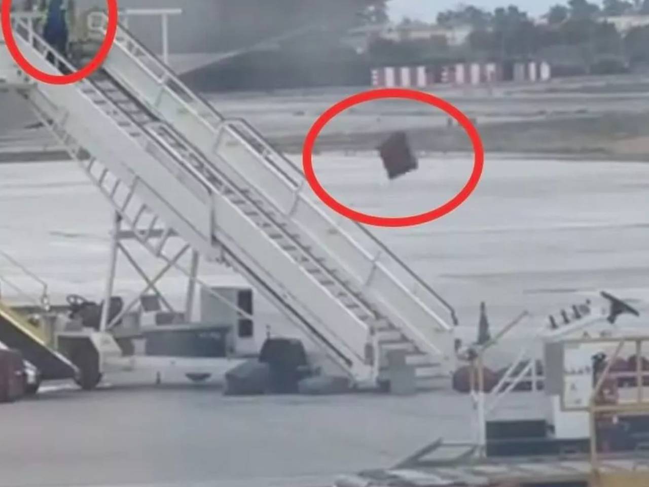 Грубое обращение грузчика с чемоданами в аэропорту Европы попало на видео