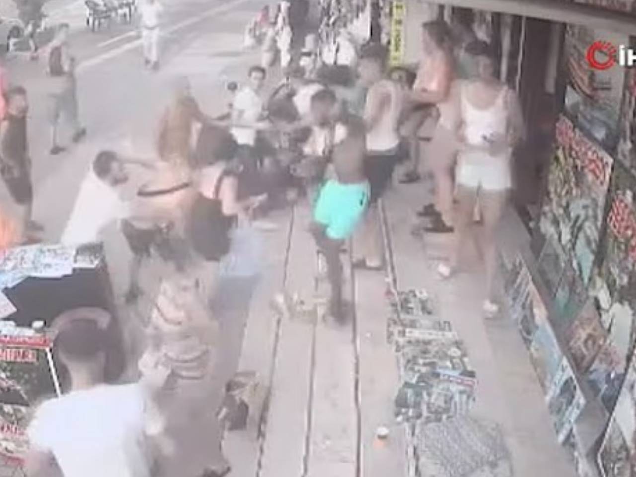 Толпа туристов устроила массовую драку с торговцами в Турции и попала на видео