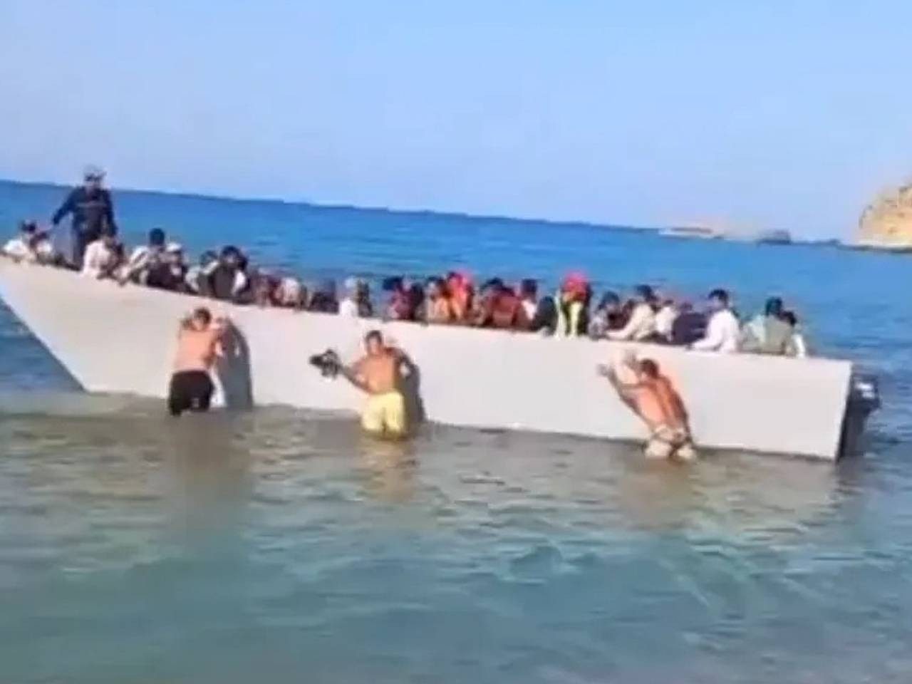 Отдыхавшие на пляже Европы туристы развернули лодку с мигрантами и попали на видео