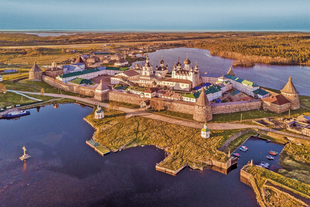 10 уединённых красивых мест для осеннего путешествия по России в 2025 г