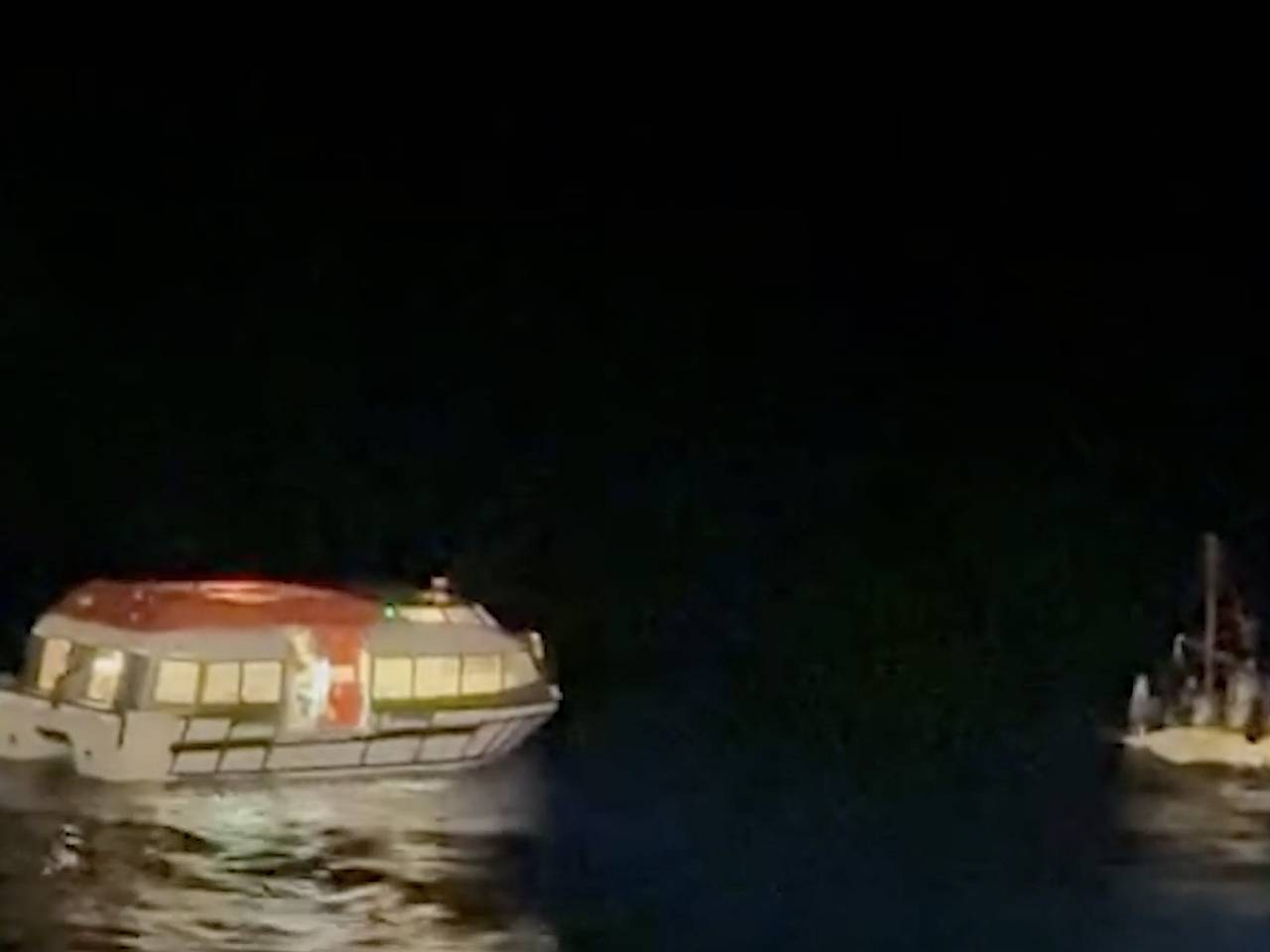 Экипаж престижного круизного лайнера подобрал терпящих бедствие на плоту в море людей