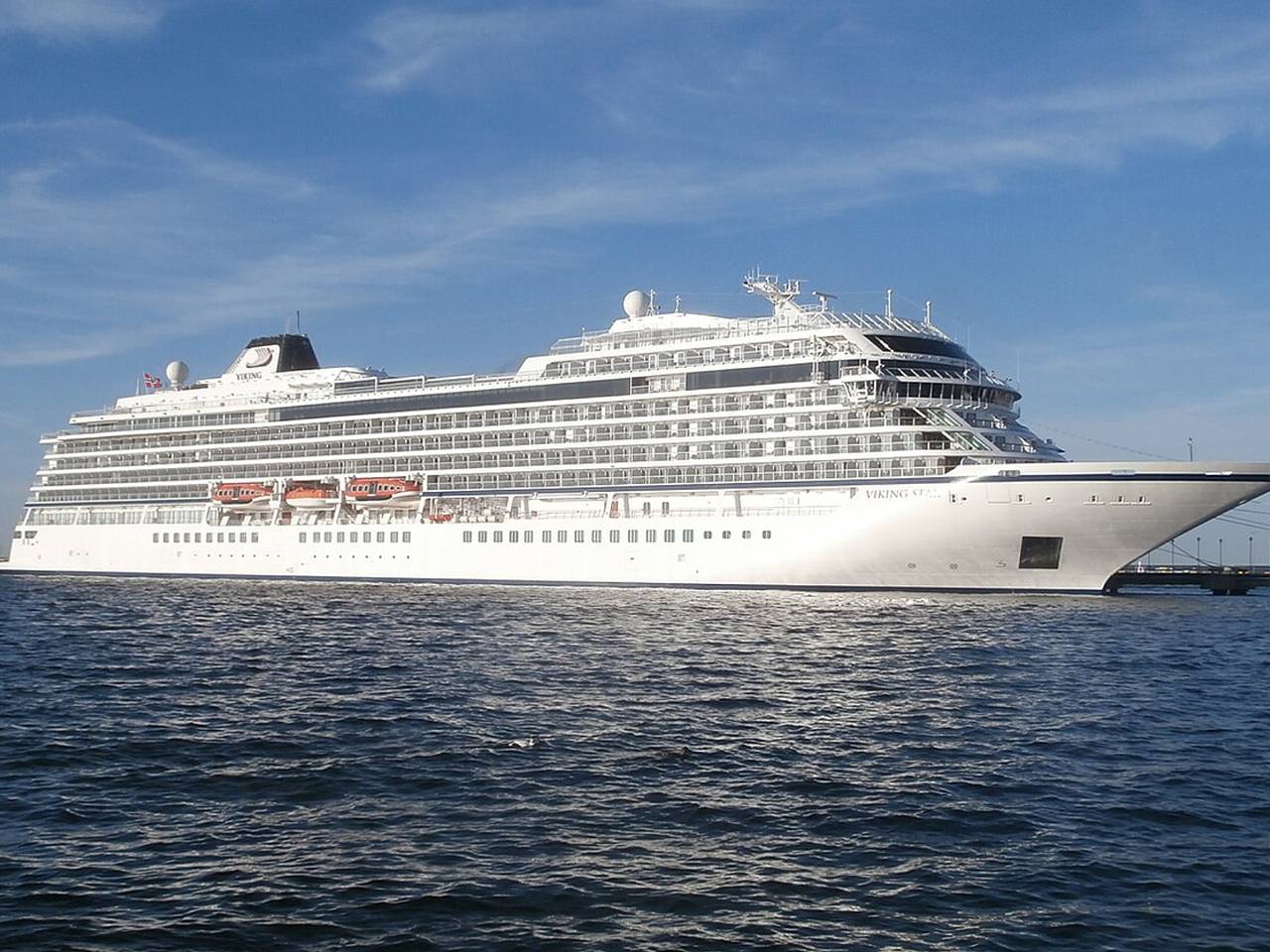 Член экипажа круизного лайнера упал за борт и бесследно исчез в море