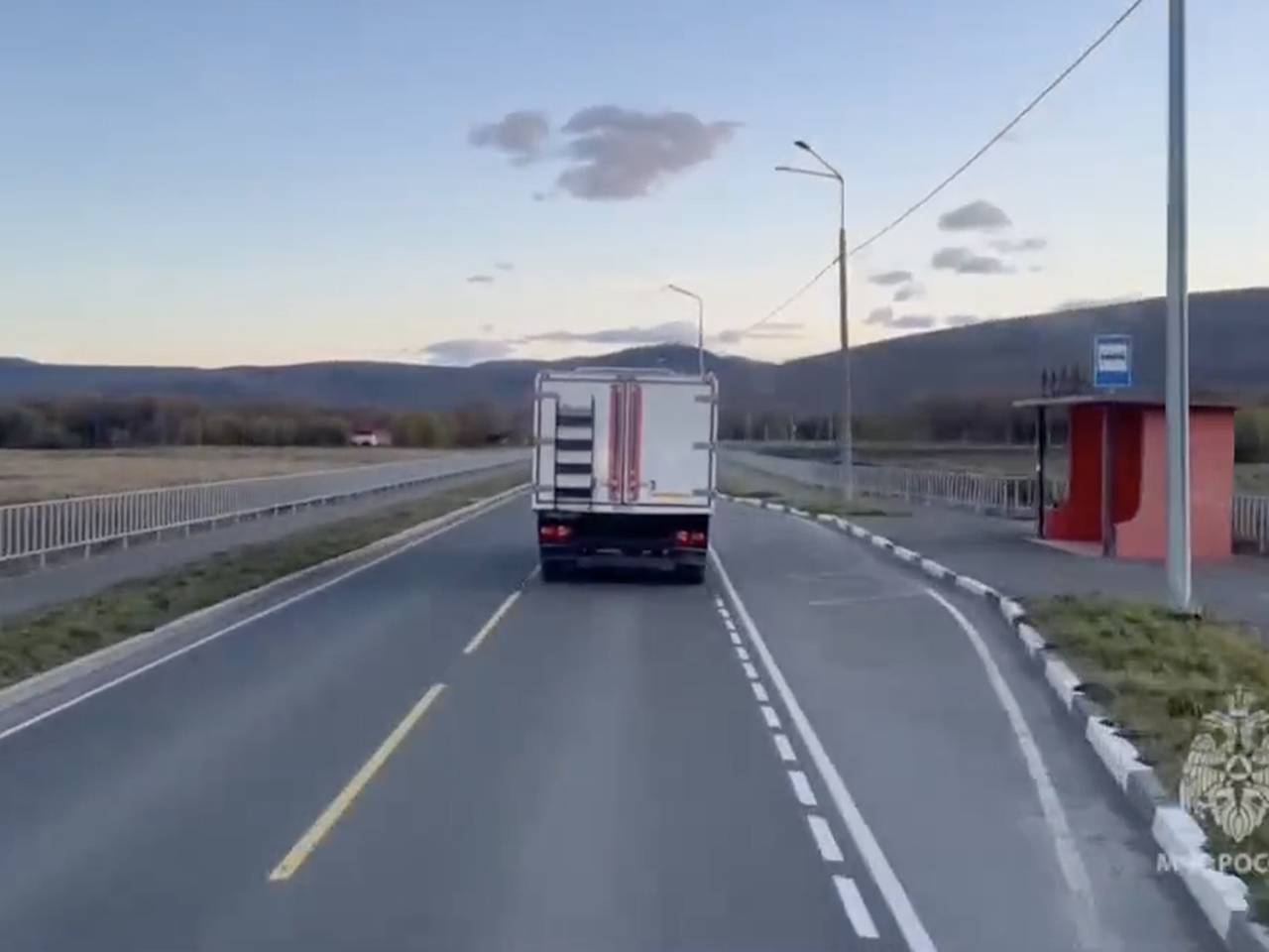 В МЧС сообщили о гибели одного из сорвавшихся с вулкана на Камчатке туристов