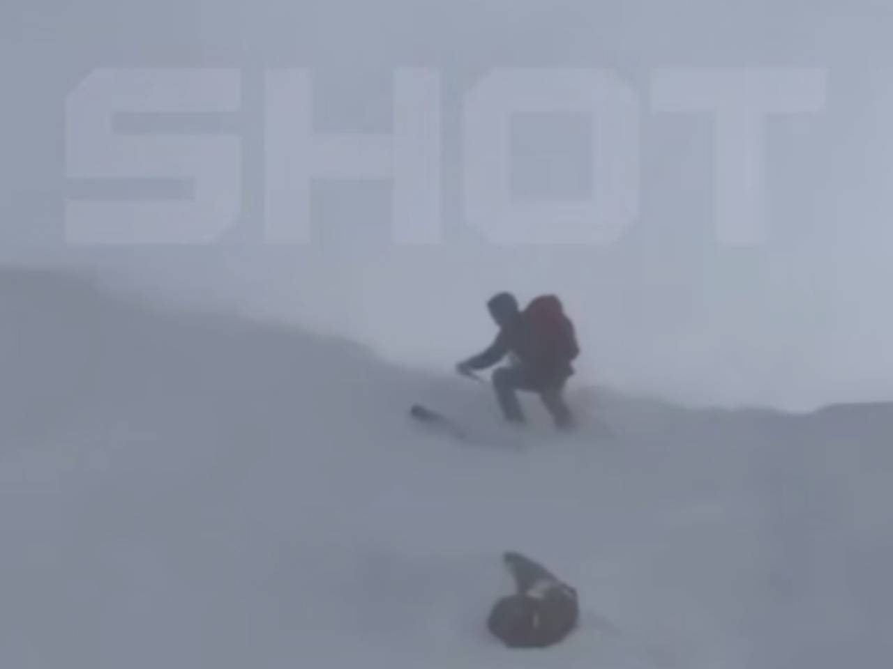 Накрытый лавиной российский лыжник чудом выбрался из-под нее и попал на видео