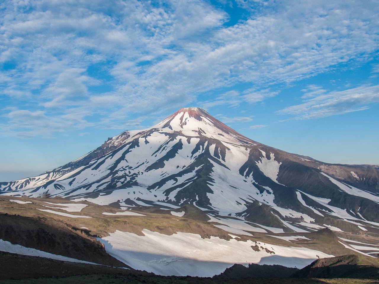 Спасатели попали в снежный плен при попытке помочь застрявшим на вулкане в России туристам