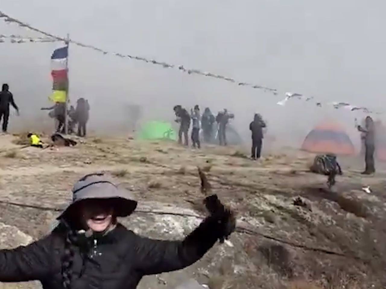 Тысячи туристов эвакуировались с гор в Непале из-за снегопадов и попали на видео