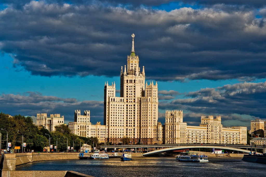 По следам кинематографа: Путеводитель по знаменитым кинолокациям Москвы и Санкт-Петербурга