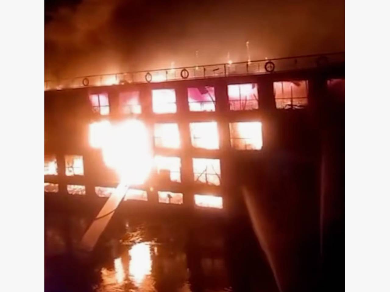 Сотни туристов оказались в ловушке на полыхающем судне на реке Нил