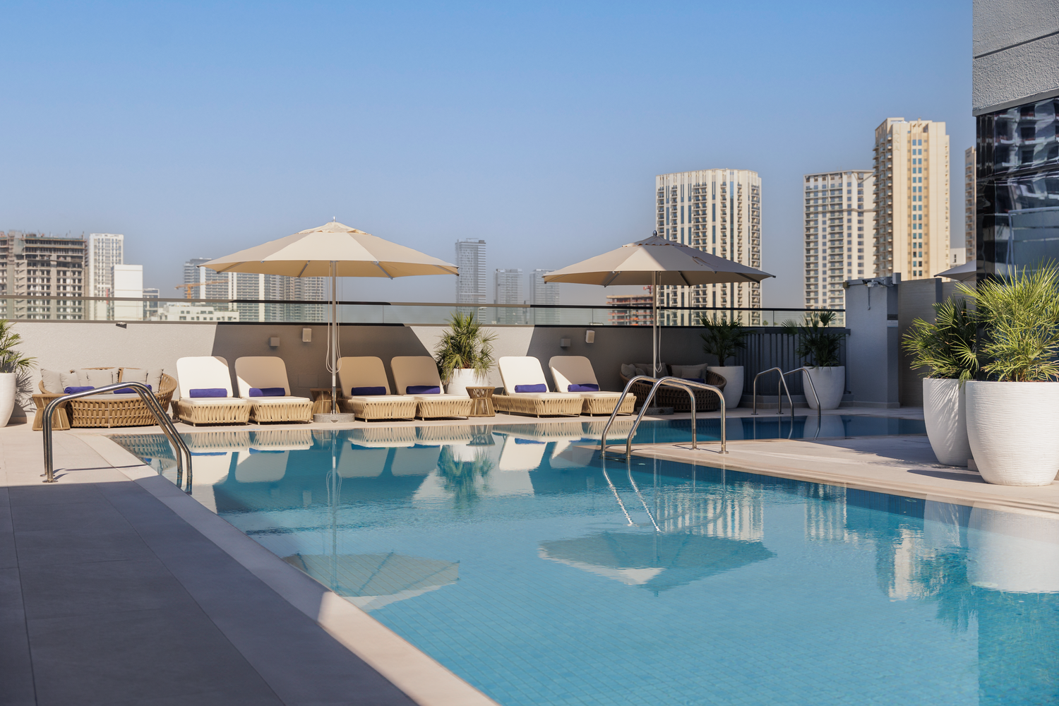 Holiday Inn Dubai Village Circle: новое имя знакомого отеля Holiday Inn Dubai Village Circle: новое имя знакомого отеля