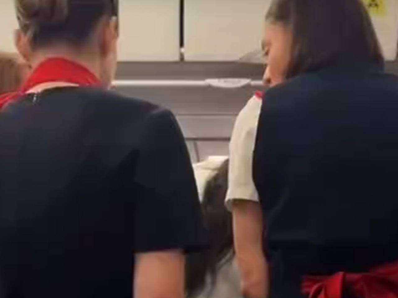 19-летняя пассажирка с грудным ребенком начала рожать на борту российского самолета