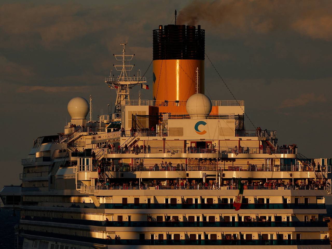 Лайнер с 200 туристами загорелся в Египте