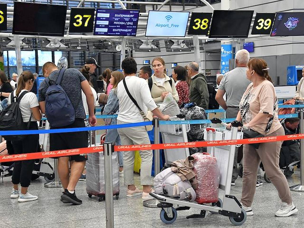 Более 40 рейсов задержали в аэропорту российского курорта