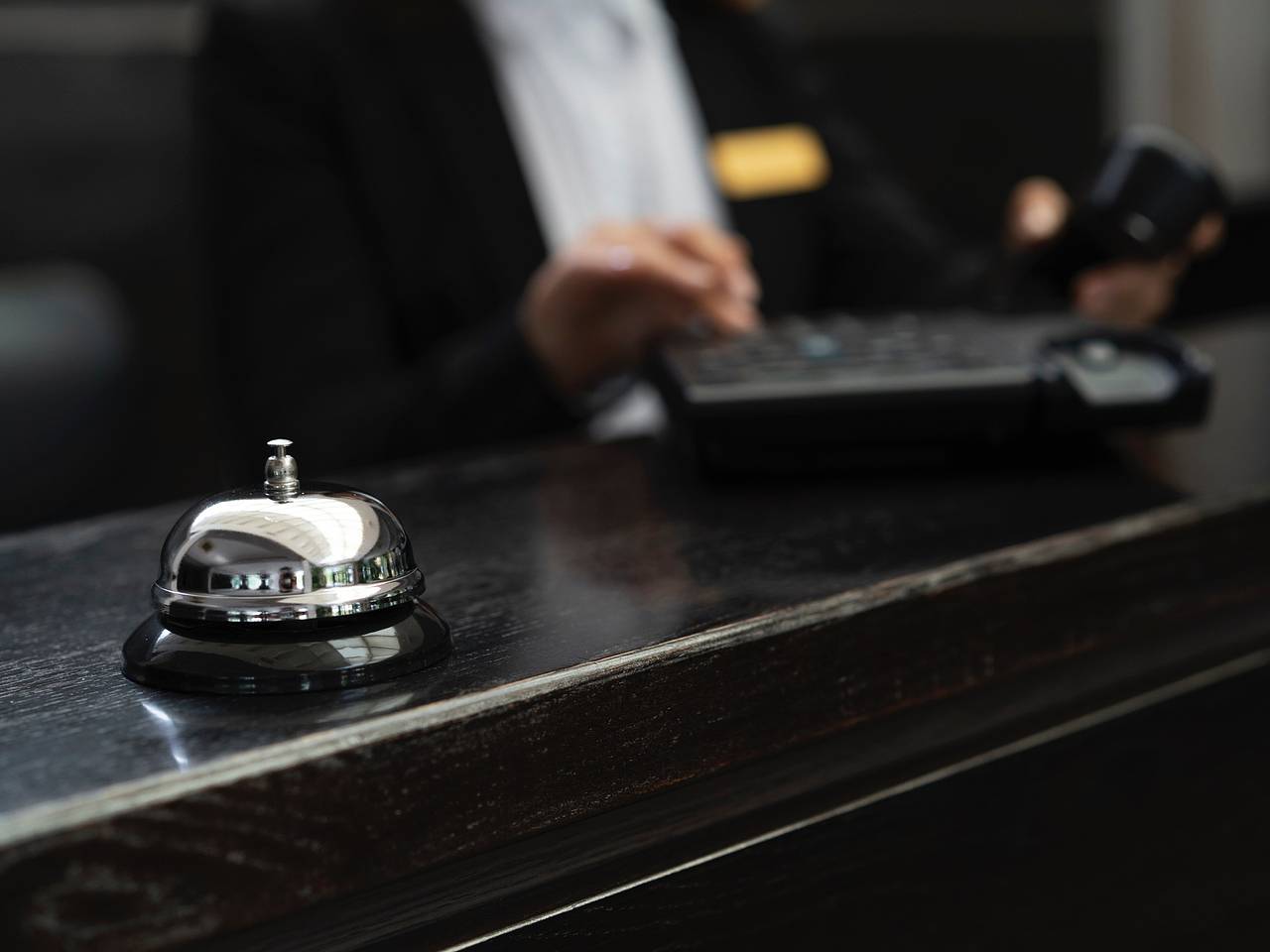 Гид получил по голове стулом от работников отеля из-за выставленного счета и не выжил