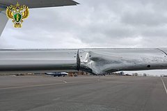 Иностранный самолет задел крылом микроавтобус в российском аэропорту