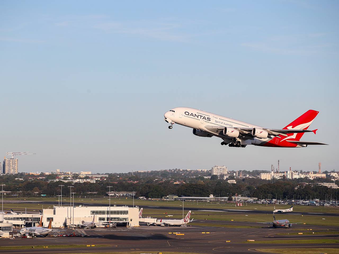 Самолет больше часа кружил над Сиднеем после двух прерванных посадок