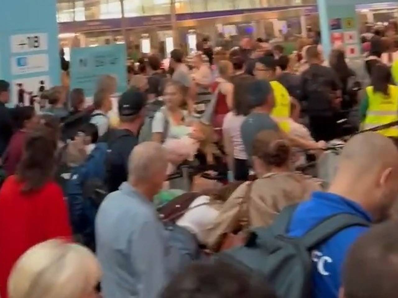 Новая ускоренная система въезда в Европу вызвала столпотворение в аэропорту