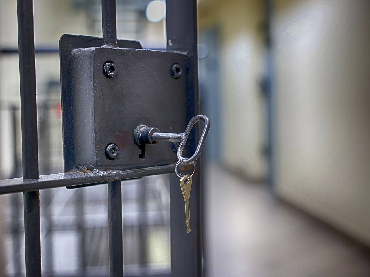 Мать двоих детей напилась в аэропорту, устроила скандал и провела ночь в камере