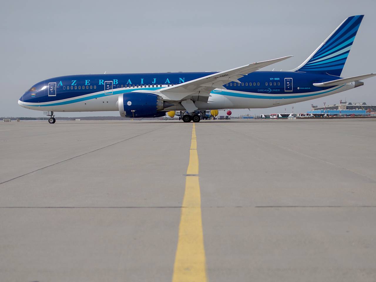 Раскрыты подробности о выкатившемся за пределы полосы в Пулково самолете AZAL
